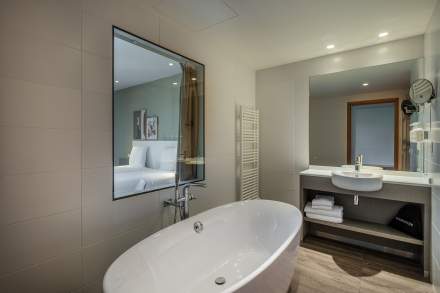 Chambre et salle de bain Spark by Hilton Lyon Park Saône