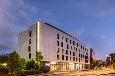 Façade Spark by Hilton Lyon Park Saône